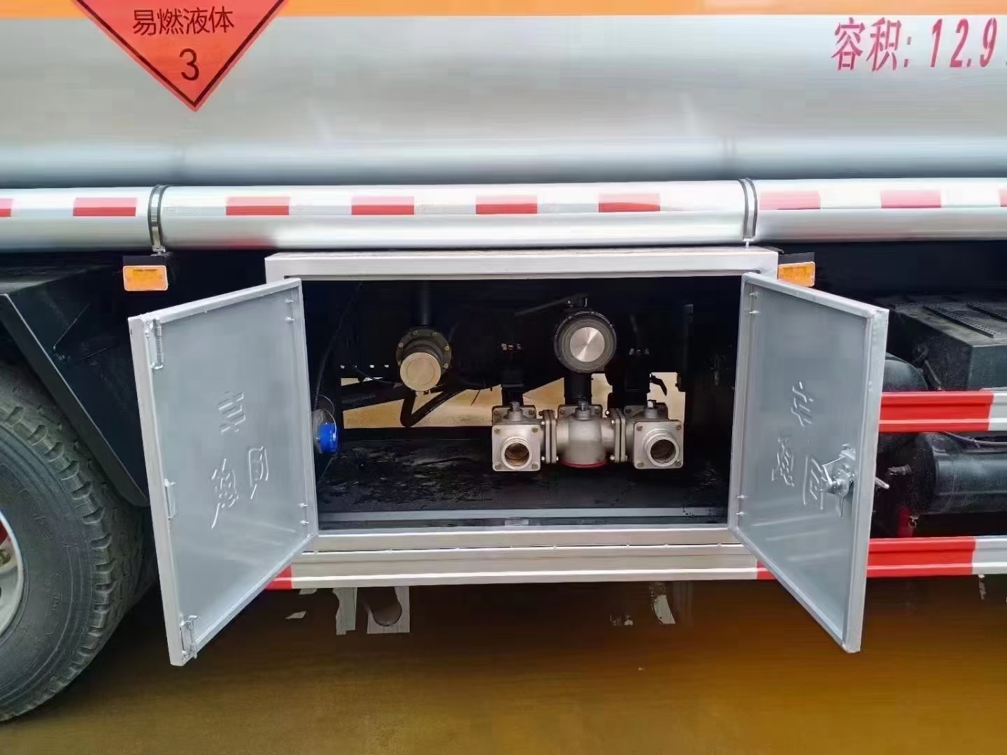 国五12吨全新油罐车！山东泰安户东风D9康明斯180马力，低价处理