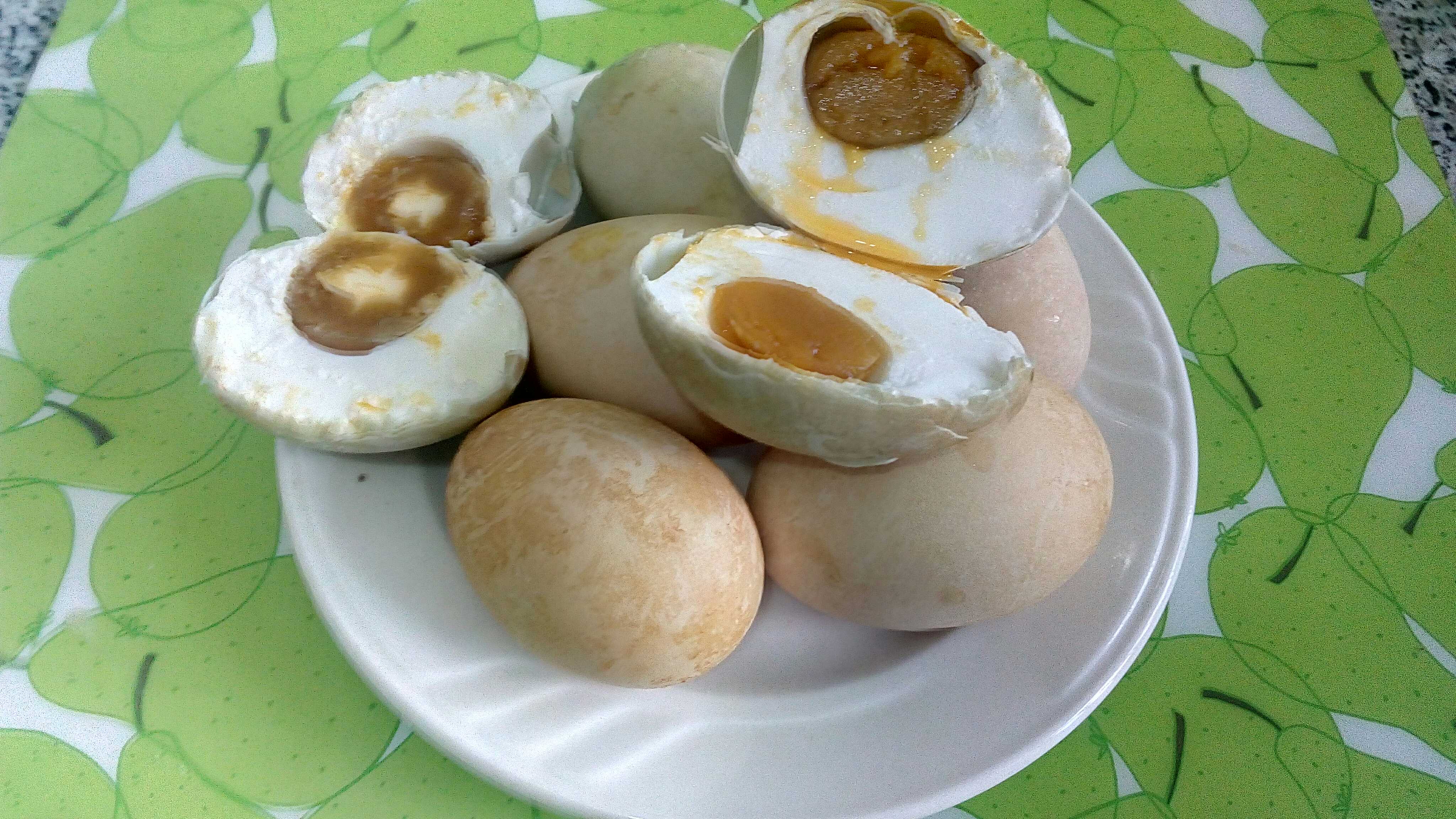 吃咸鸭蛋到底对身体好不好?这样吃才最营养,筷子一戳就溅油!