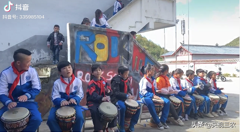 实名羡慕！这位老师带他的学生们在“云端”开了一场摇滚演唱会