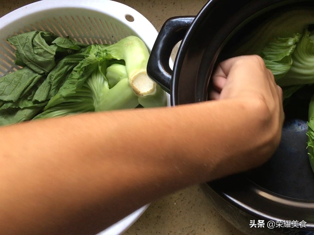 家传秘制的咸酸菜做法，5天就能吃了，色泽金黄又酸咸脆