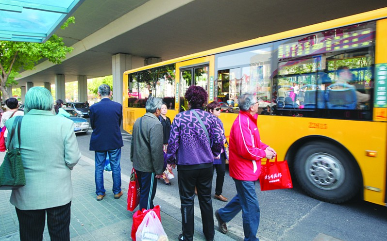 老年代步车上路要驾照之后，这3种替代品无需驾照，你会选哪个？