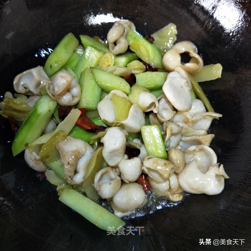 酸溜溜的味道，酸爽可口，开胃下饭，还帮油腻腻的肠胃减减负