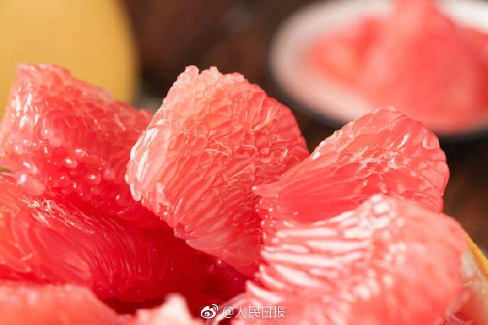 这个方法剥柚子，一点白色的筋都没有