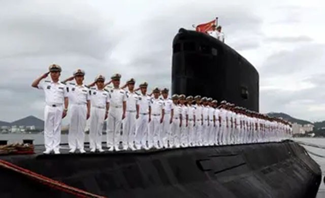 王伟牺牲20年，妻子仍在等他返航，儿子今成海军军官，已服役4年