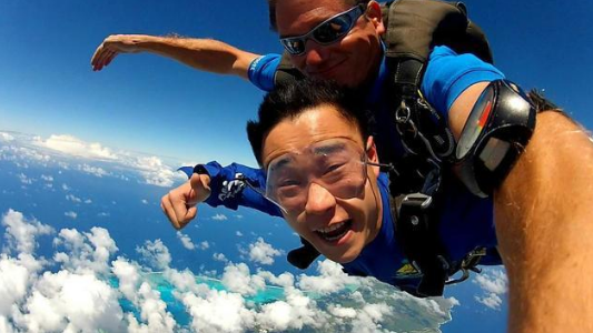 极限运动跳伞表情「跳伞瞬间的表情」