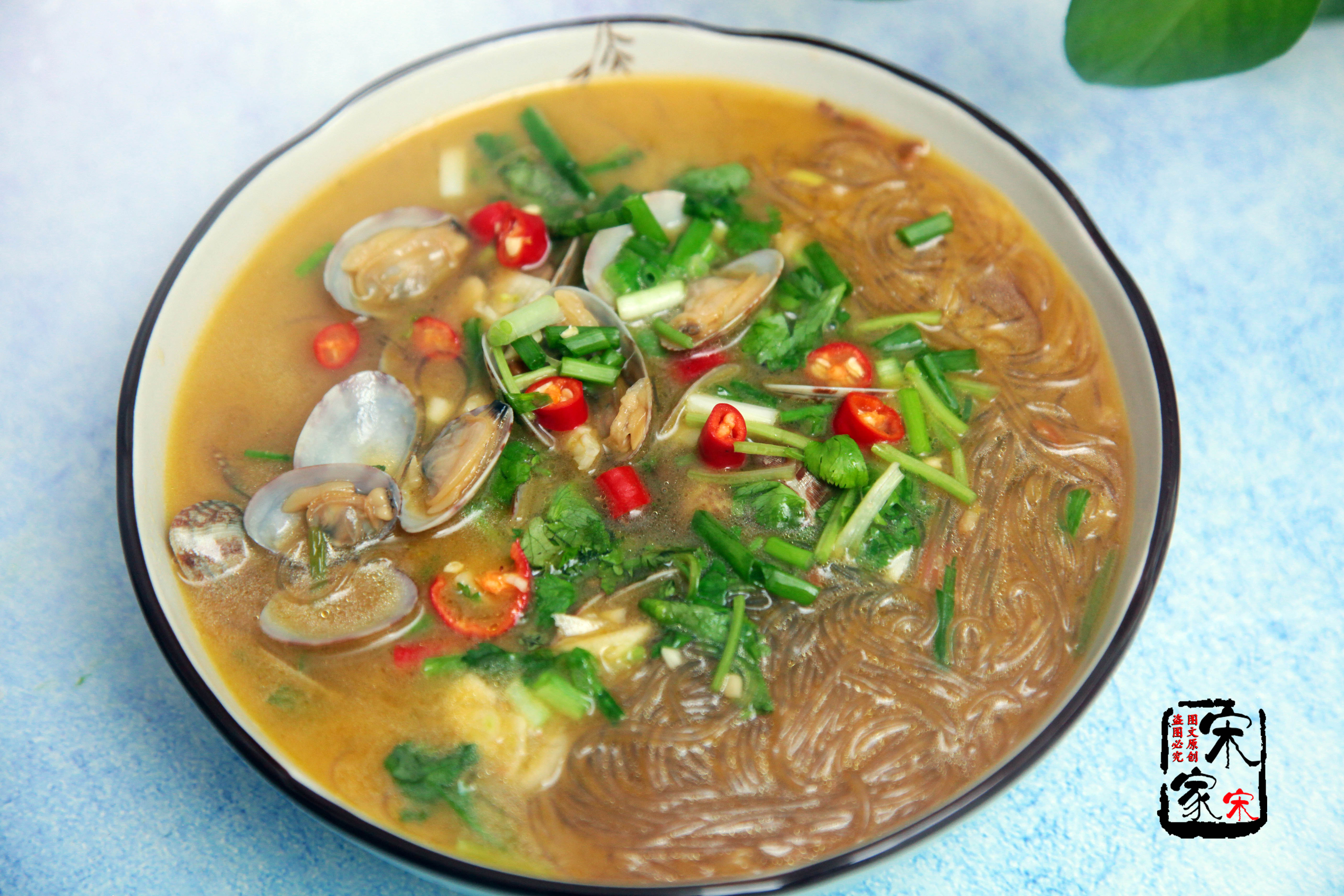 今天宋宋分享给大家一款自制家常版花甲粉做法,熬制的酱料绝对好吃