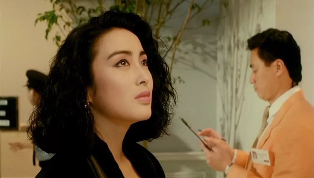 《赌神》中,她是赌神高进的女朋友珍妮特;《赌神2》中,她是高进的妻子