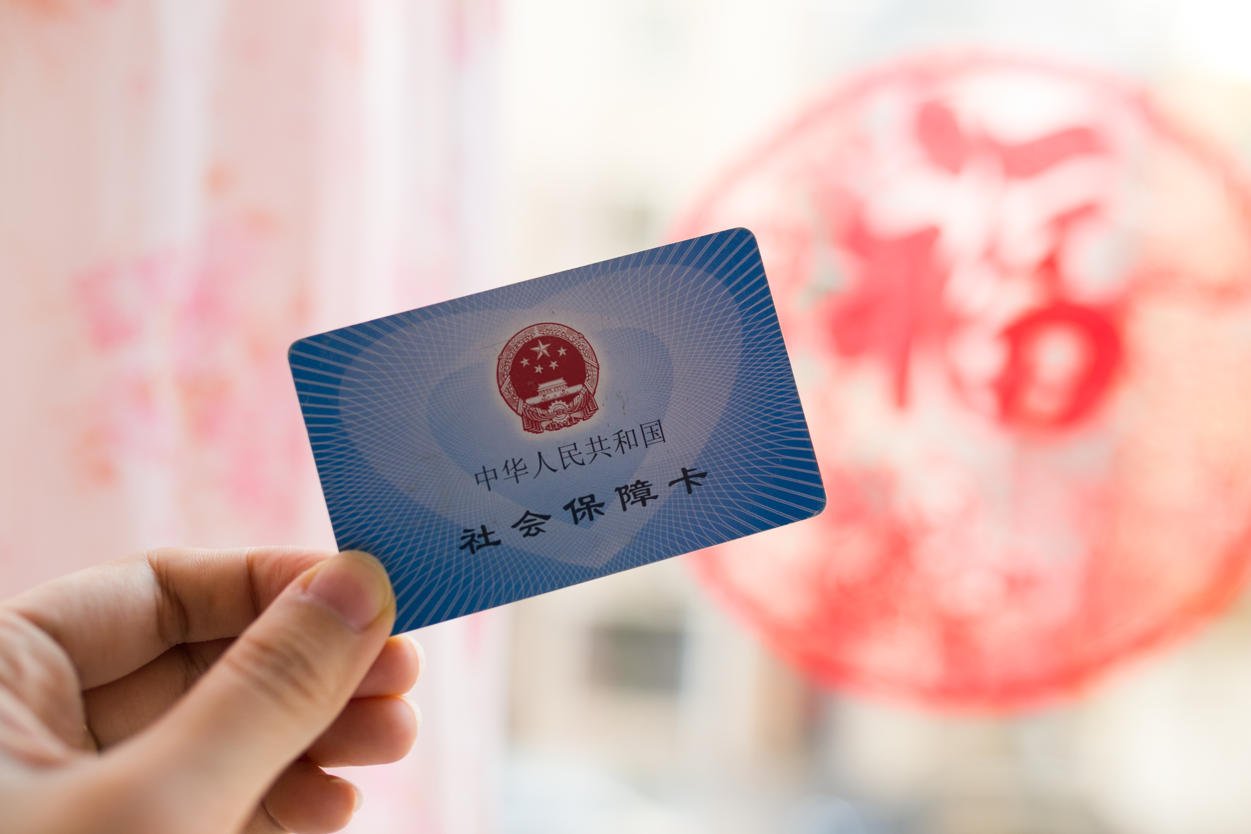 新农保和职工社保重复缴纳怎么办？可以领取两份养老金吗？