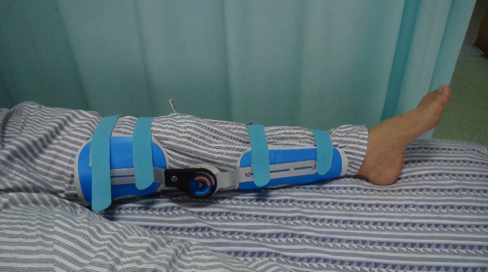 可以选择保守治疗,即膝关节伸直位石膏或支具固定4周,4周后去除外固定