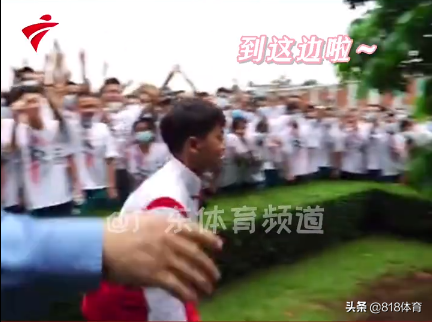 吓坏了!全红婵拜访中学被同学们排山倒海欢迎,笑着说:你们好恐怖!