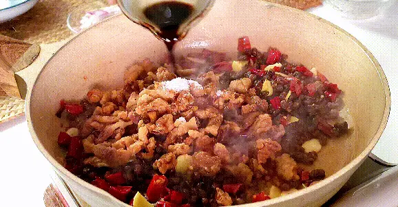 猪油渣的3种做法，酥脆可口，开胃下饭，是小时候的味道