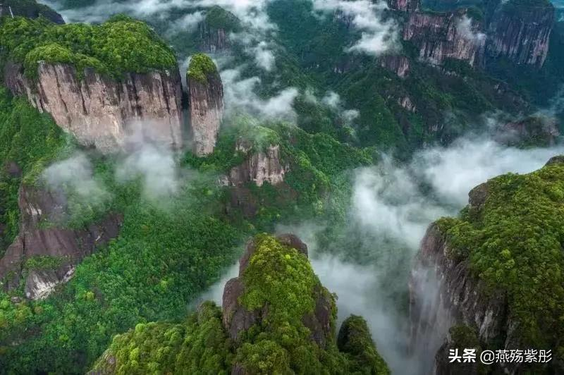 空山新雨后，溪流潺潺穿石而过，清冽如歌，山色空蒙，水影摇曳生姿。