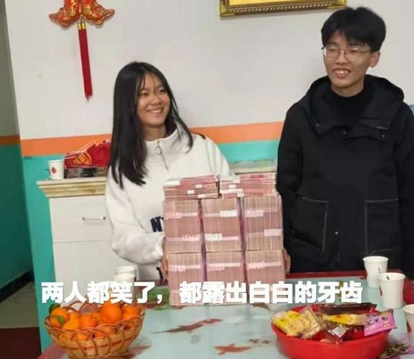 小情侣的订婚现场太豪横，68万彩礼堆成小山，女生颜值成亮点