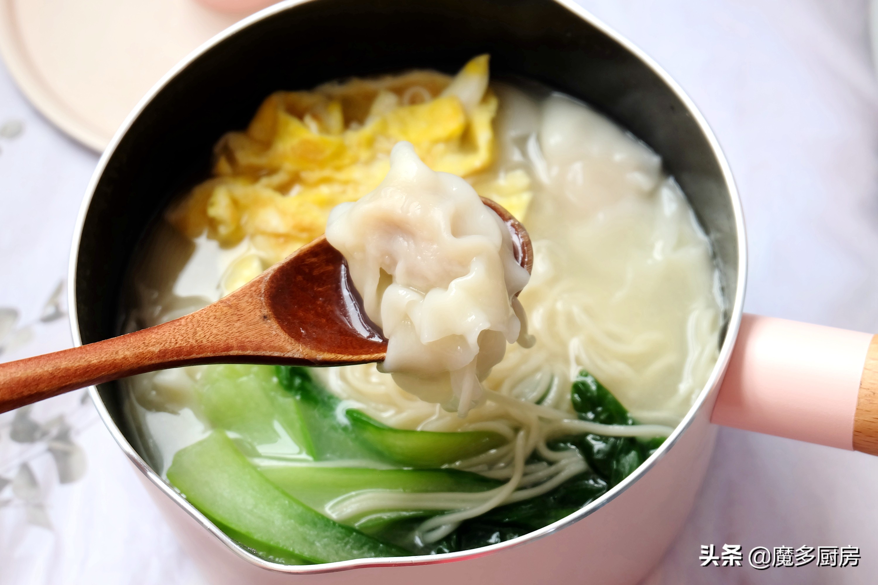 天冷了，花10分钟时间煮一锅馄饨面，吃得暖暖和和的，简单又美味