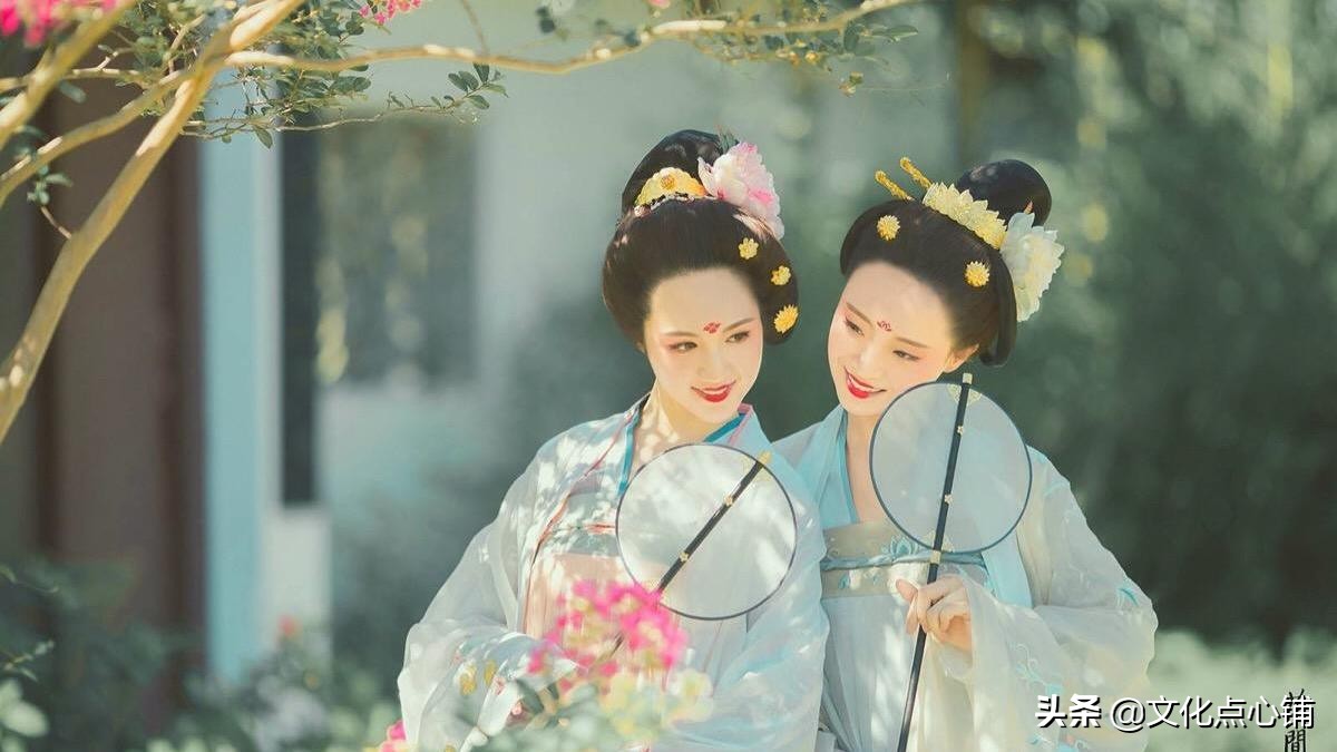 唐诗绝色佳人沐浴初歇，云鬓微湿，容光若月映清波