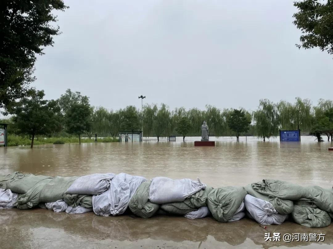 暴雨中的河南公安力量丨用忠诚筑起湛蓝堤坝——致敬奋战在抗洪救灾一线的勇士们