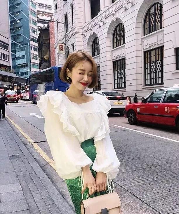 张雨绮春晚首秀土上3.9亿热搜哈哈哈！大胸妹穿衣真没救了吗…