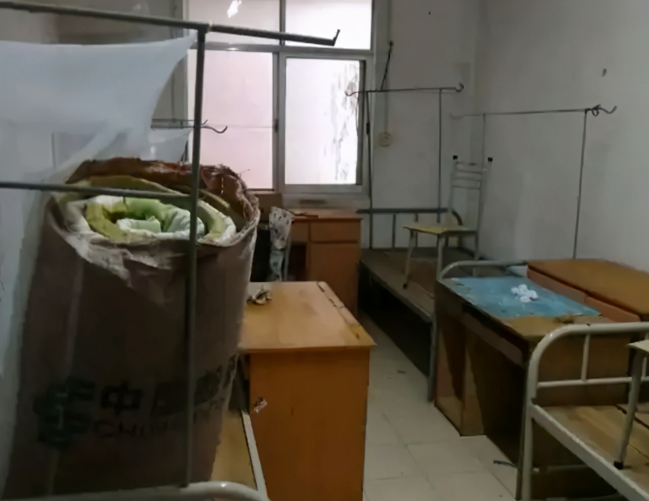 四川大学的“寒酸”宿舍，环境堪比贫民窟，新生吐槽：野外求生