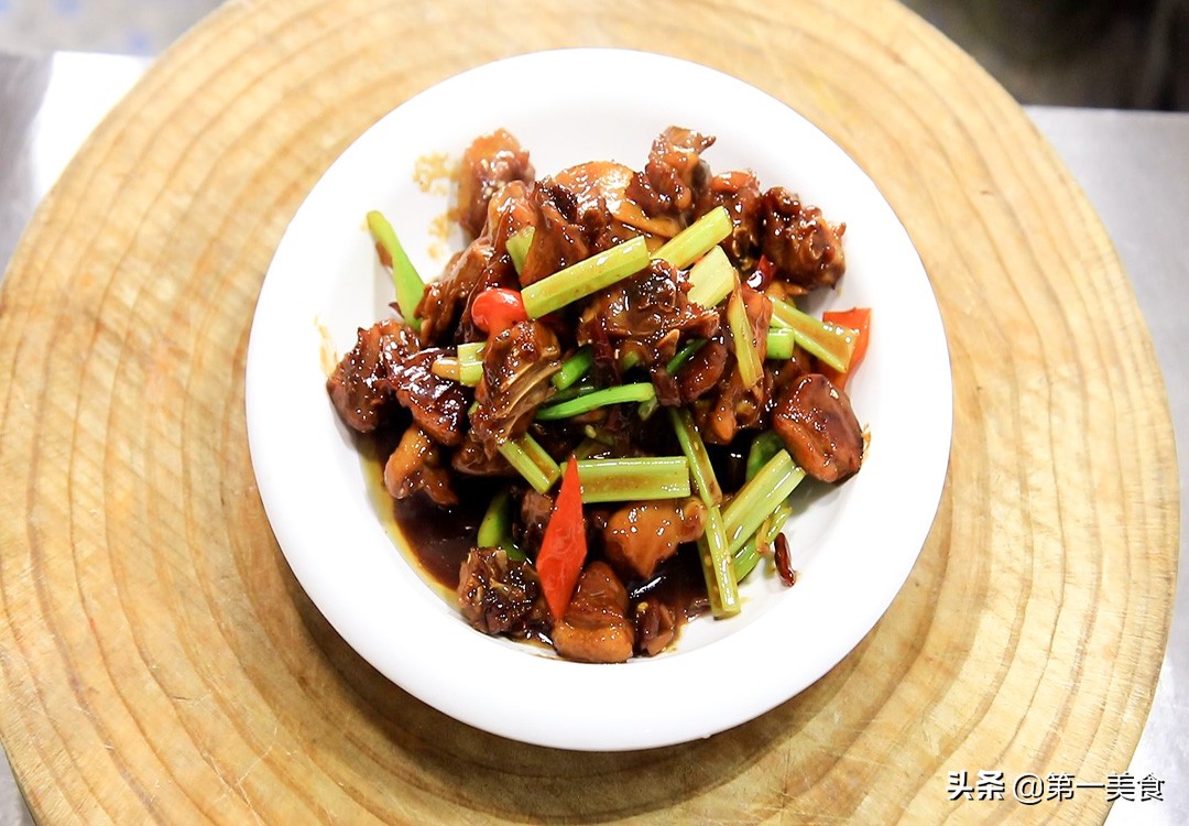 啤酒鸭怎么做好吃（鸭肉不腥不柴这才是啤酒鸭的正宗做法）
