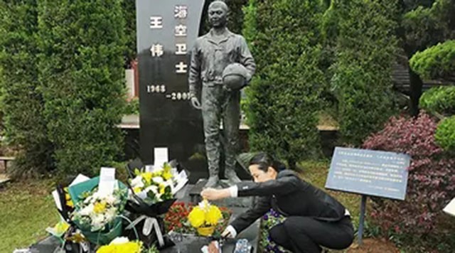 王伟牺牲20年，妻子仍在等他返航，儿子今成海军军官，已服役4年