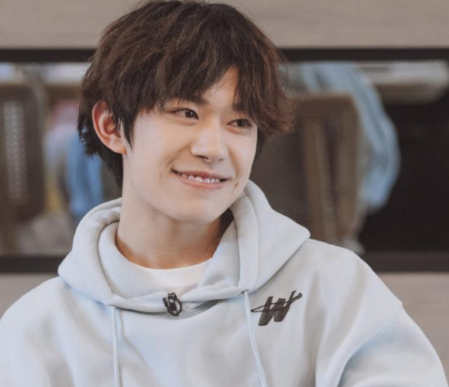 高考需要带的东西图片（易烊千玺高考复习资料曝光）