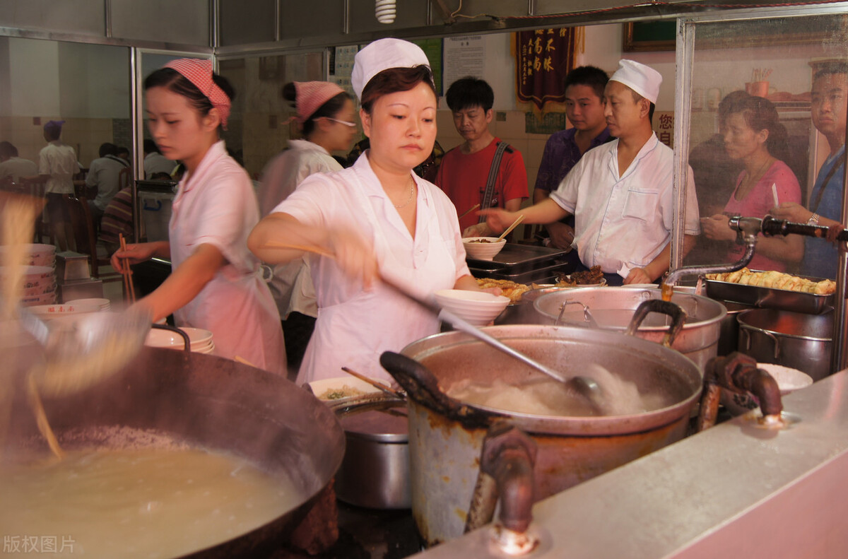 早餐店做什么最赚钱(南京大姐开早餐店，利用一元一碗粥，年赚80多万，套路值得借鉴)