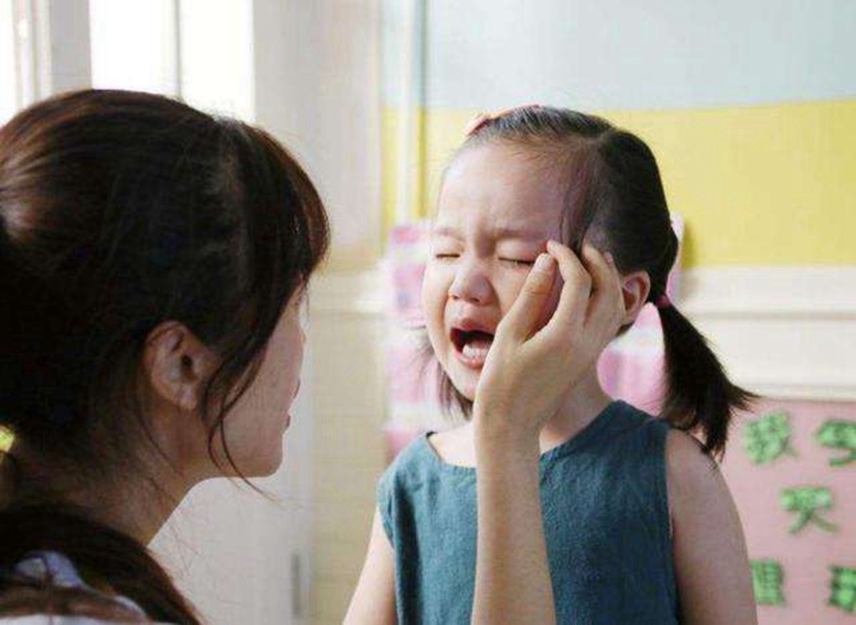 当孩子哭闹不愿意去幼儿园时，家长要明白什么该说，什么不该说