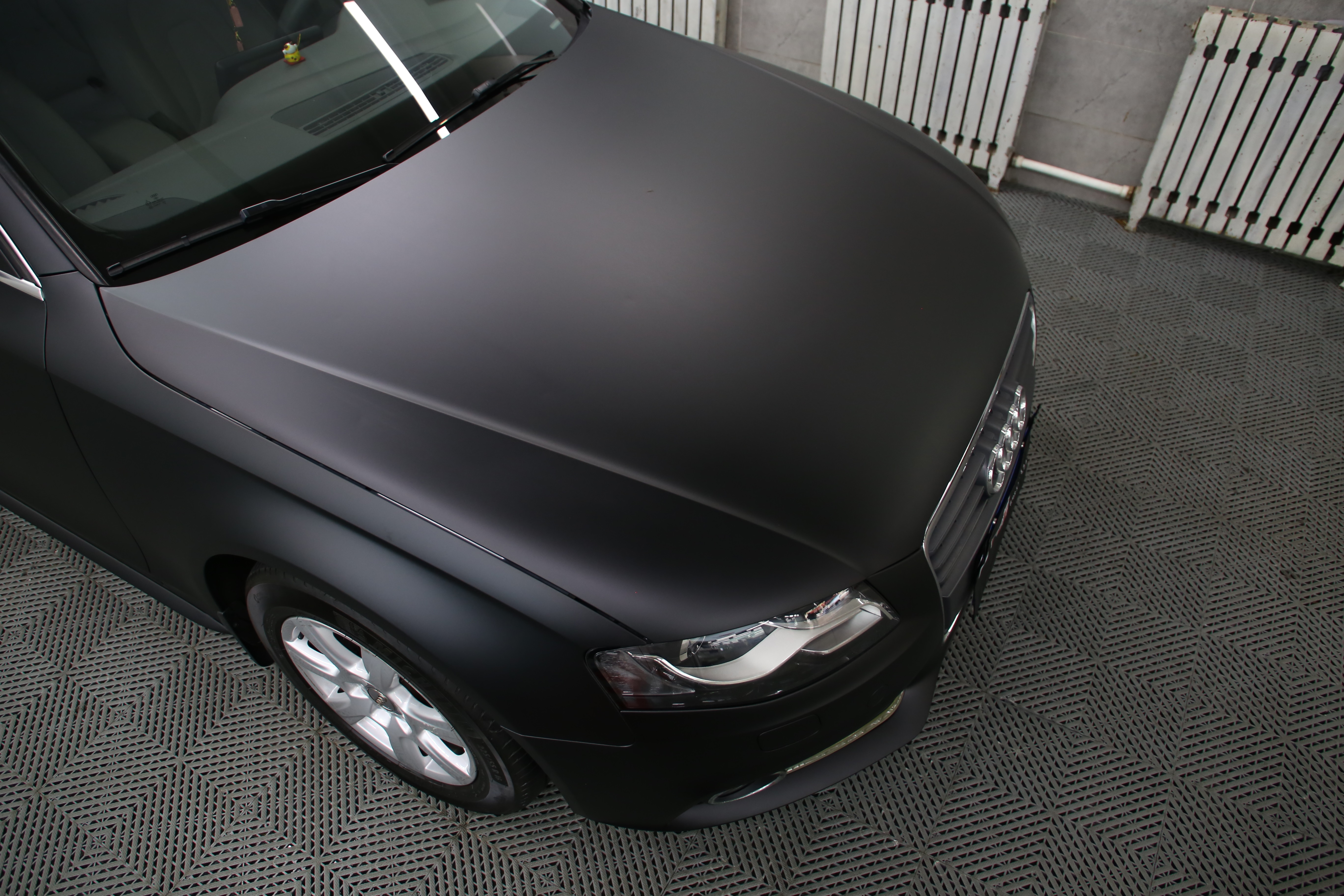 奥迪a4贴膜图片(奥迪a4l改色超哑黑) - 四帝国车市