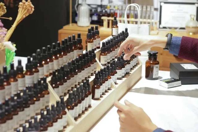女司机车内臭味难闻，修车师傅结果一检查，女司机都无言以对了