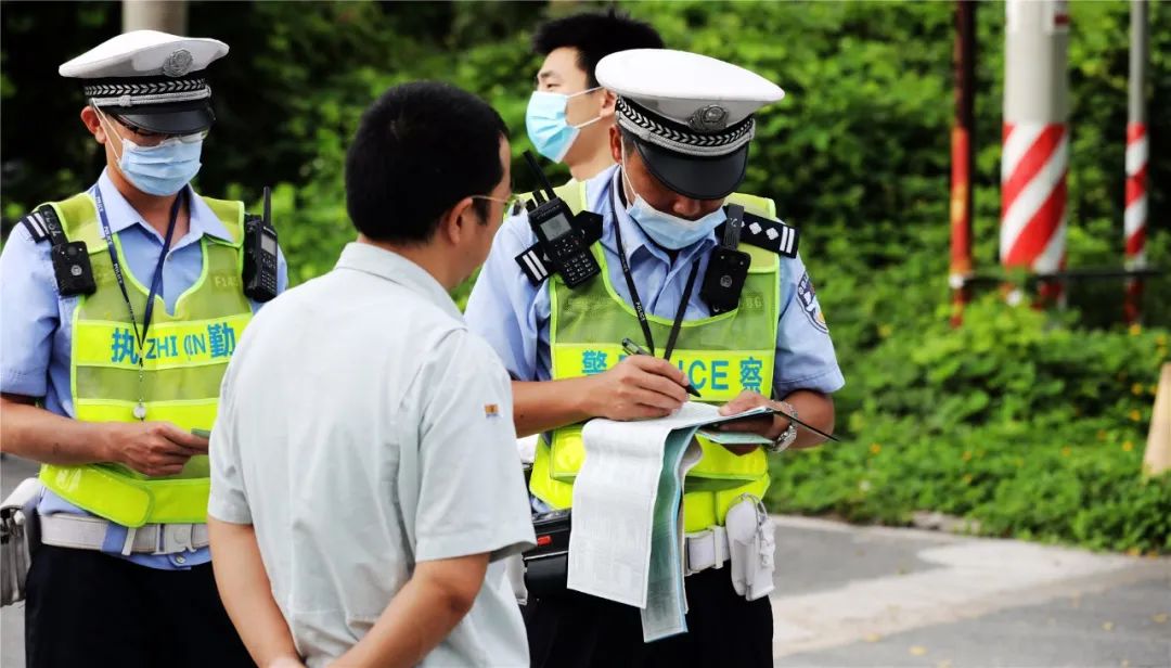 珠海交警开启首场大规模整治行动，司机插队打尖被罚:人有三急！