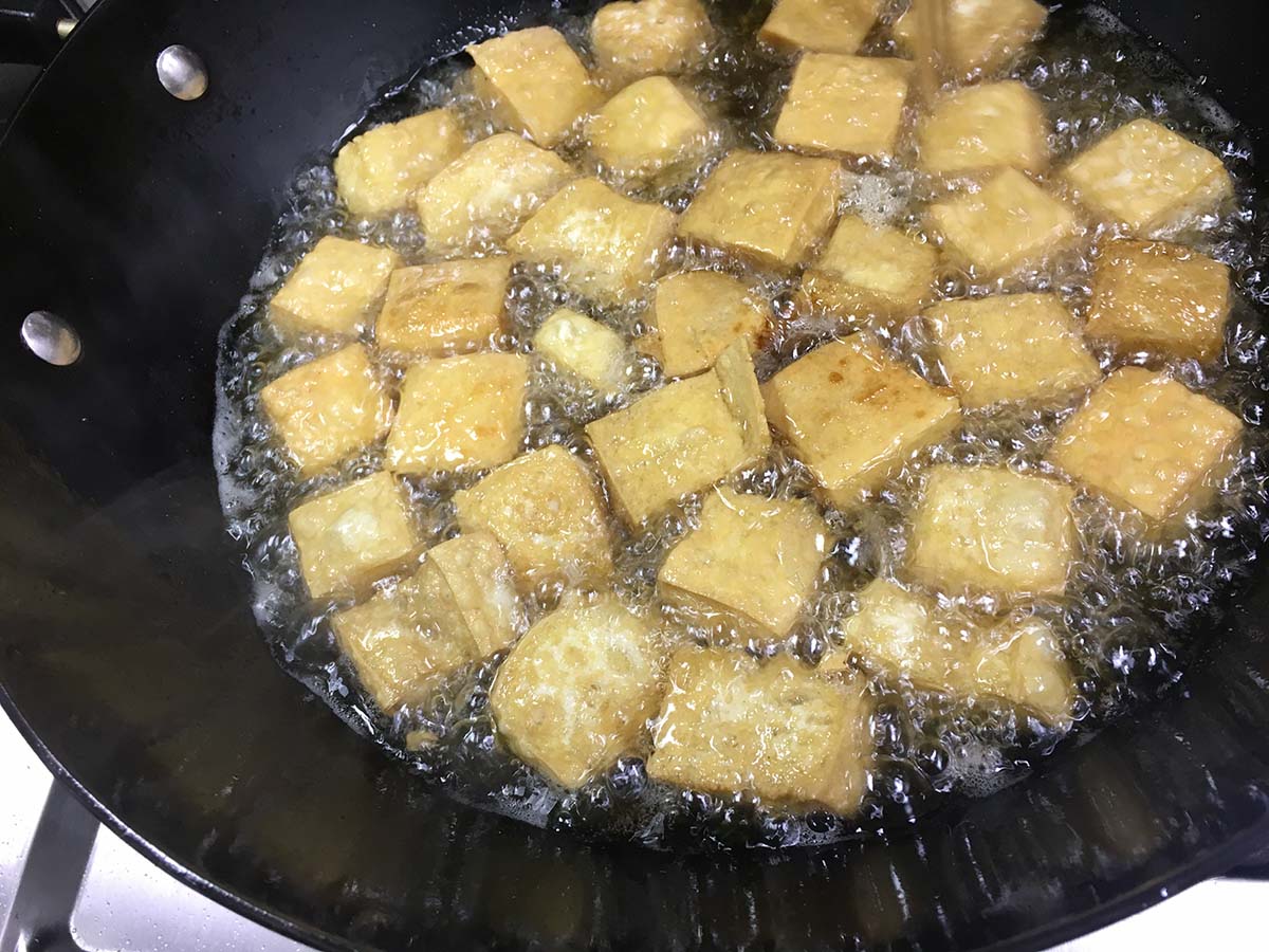 怎么做豆腐泡视频教程(简单4步教你做出美味炸豆腐泡)