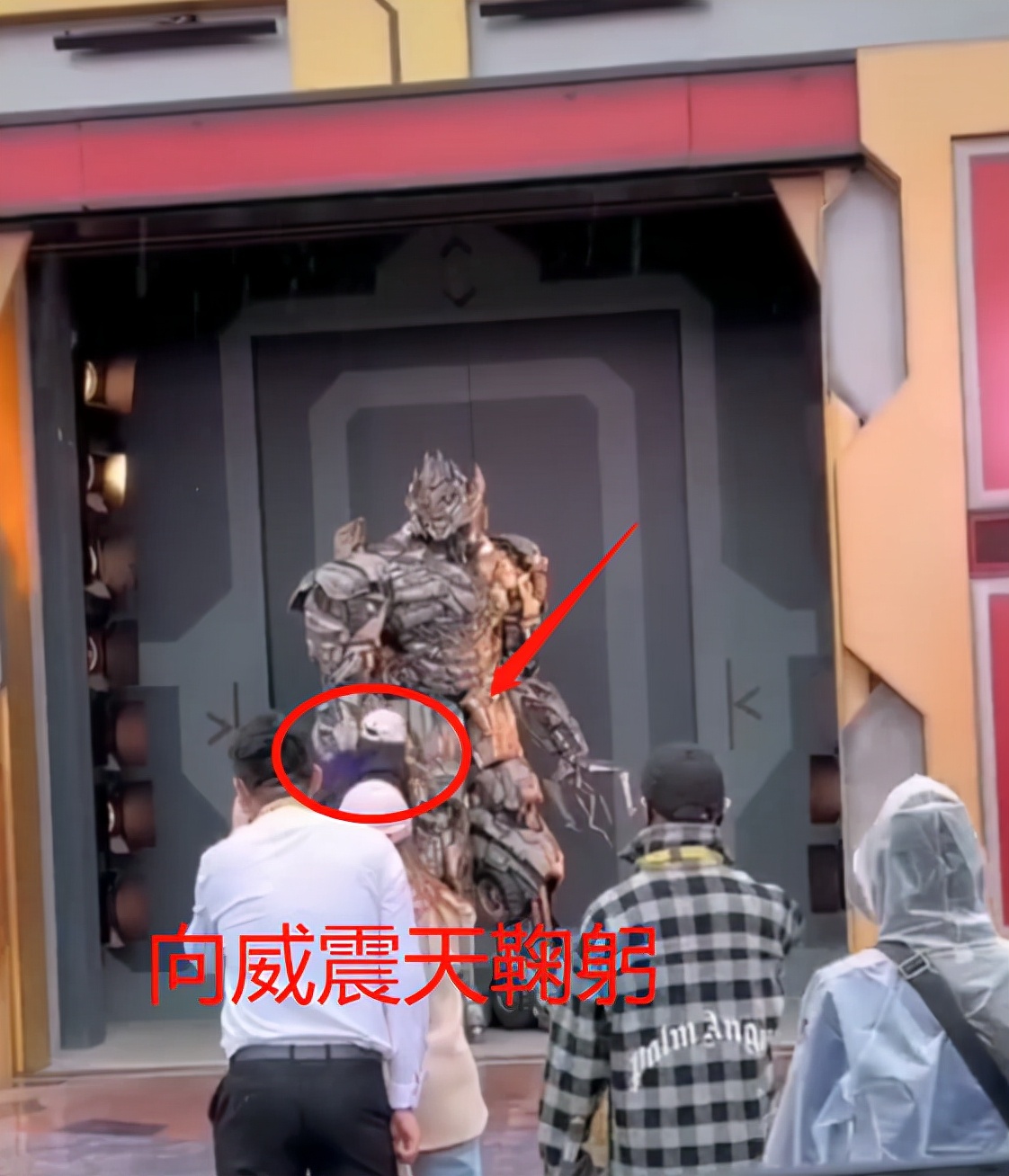 Baby现身商场裙摆太乱!一旁工作人员下蹲整理,杨颖当场弯腰致谢