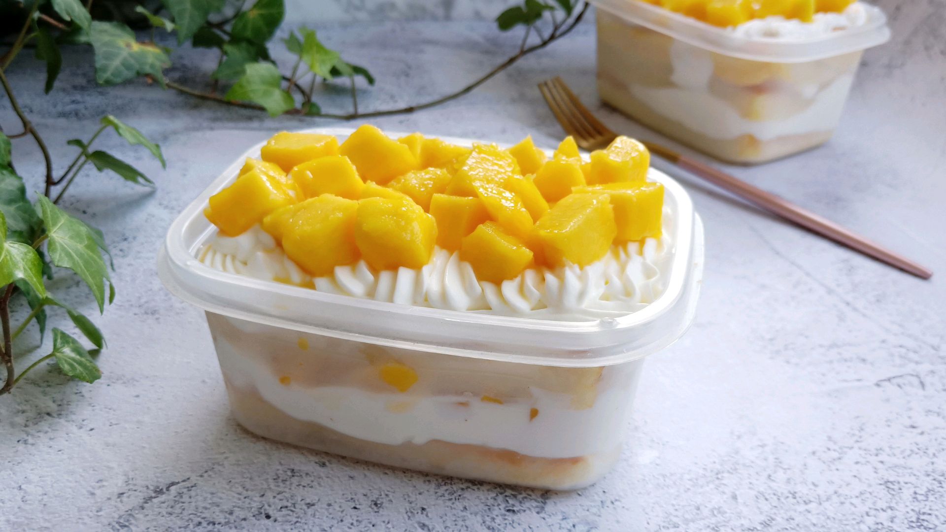 网红店60多一小片的千层蛋糕，有不粘锅和一个爱动的小朋友就能做