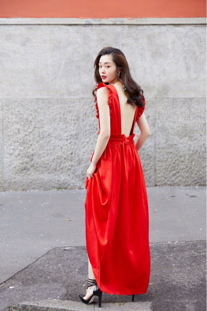 有一种仙女背叫宋轶,正面看挺平淡的,当她转身时,美得让人心动