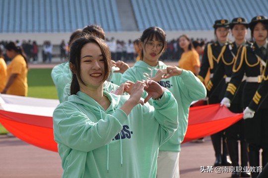 南京财经高等职业技术学校举办2021年秋季田径运动会