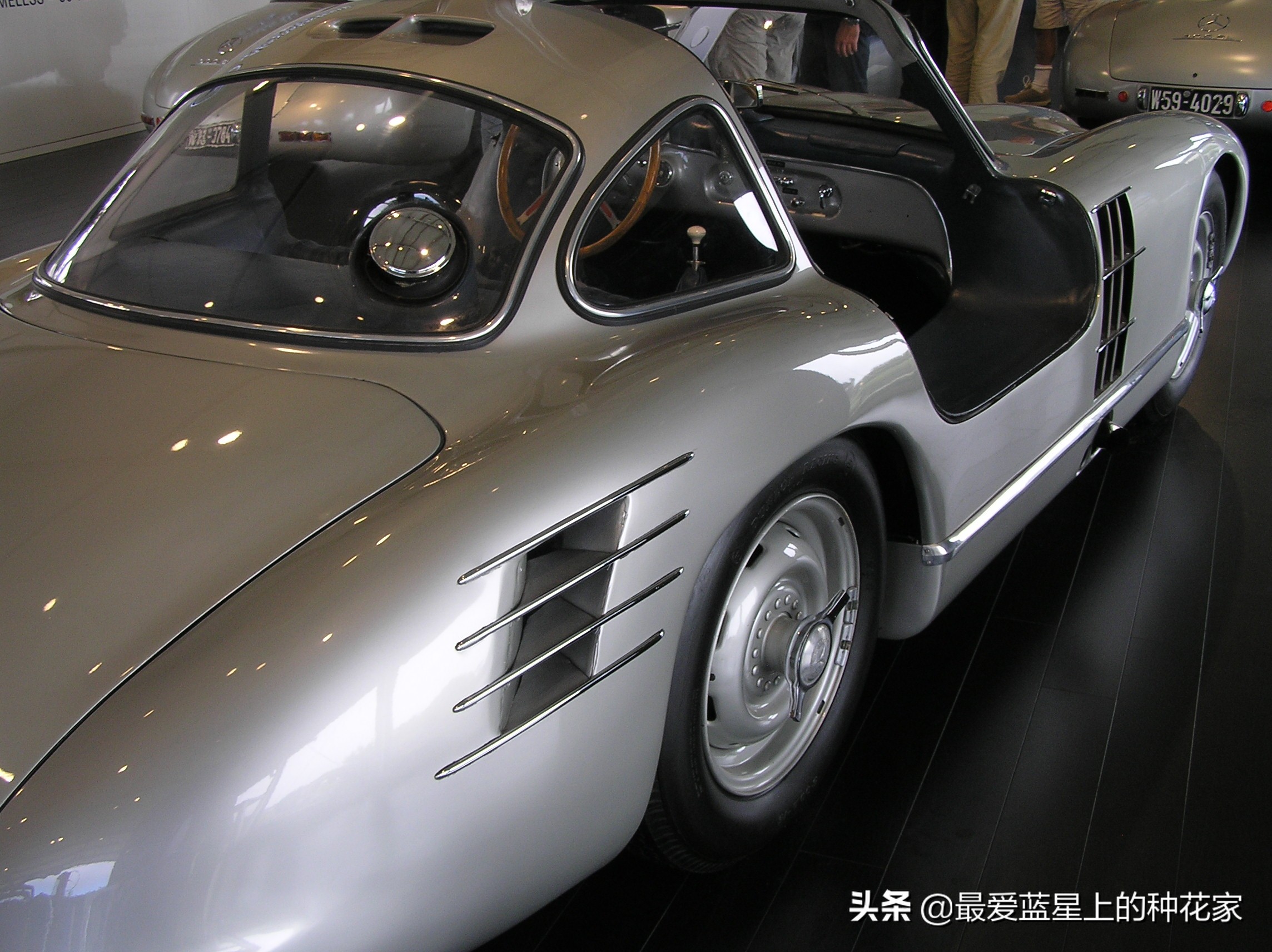 它就是跑车经典鸥翼门的引领者——梅赛德斯奔驰300SL