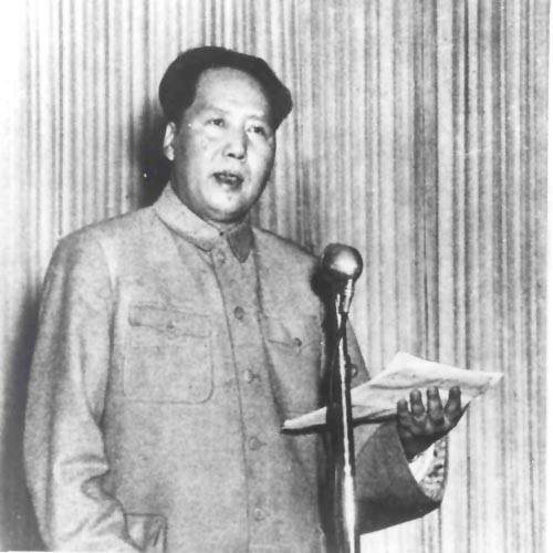 毛泽东痴迷游泳，1956年游长江诗兴大发，写下《水调歌头·游泳》