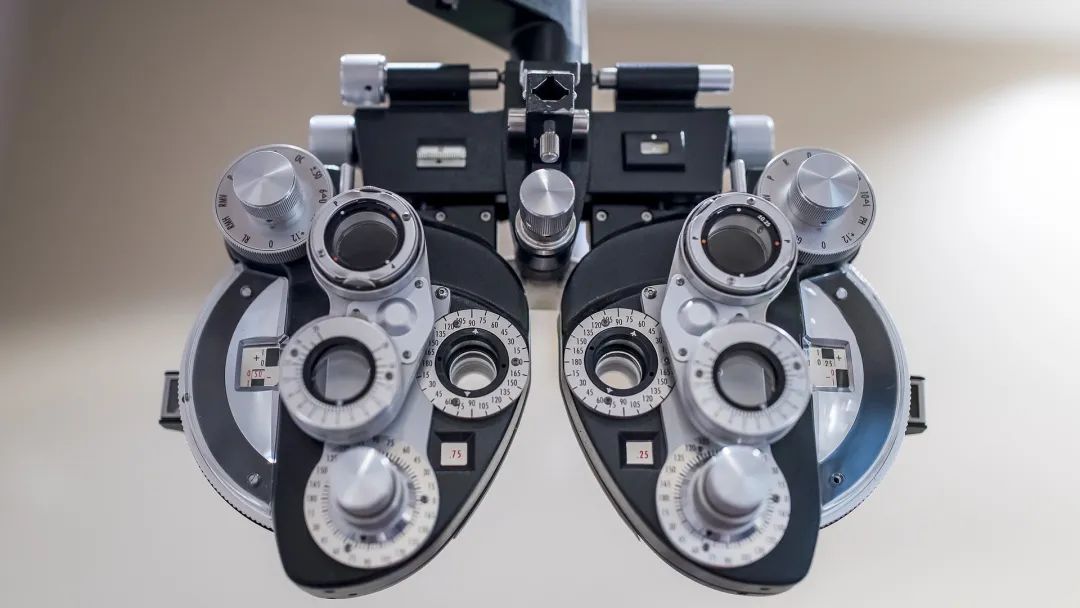 从小戴眼镜，但给你验光配镜的人有90%不合格