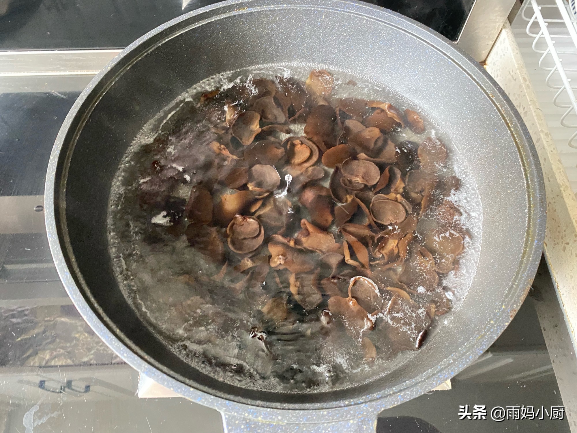 香菇木耳猪肉包子的家常做法，1次发酵真省事，外皮暄软馅料多汁