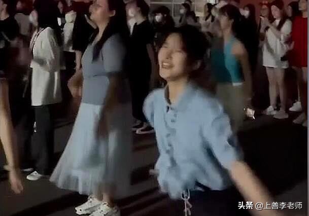 高校女生夜晚在男寝楼下“跳舞”，舞姿卓越，男生：这谁顶得住？