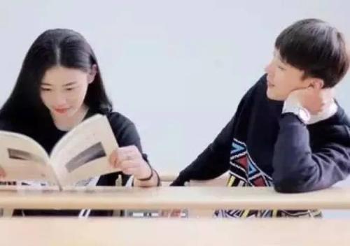 大学该不该谈恋爱？不要为了谈恋爱而去恋爱，更不要和父母闹翻