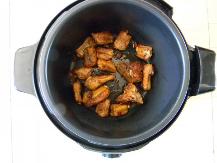 干锅排骨怎么做（十分钟速成味美特下饭的干锅排骨）