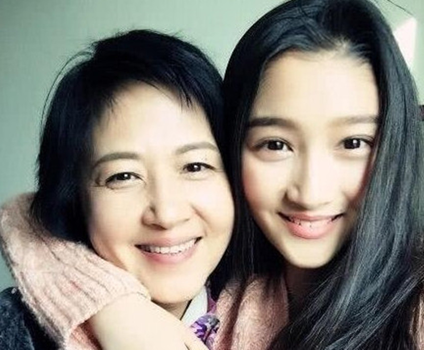原以为关晓彤妈妈够优雅了，看到她奶奶后，这才是真正的大家闺秀