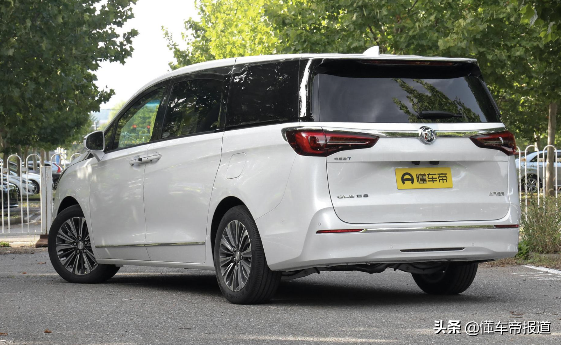 新车 | 售31.79万起，新款别克GL8 ES陆尊实车亮相，竞争丰田赛那