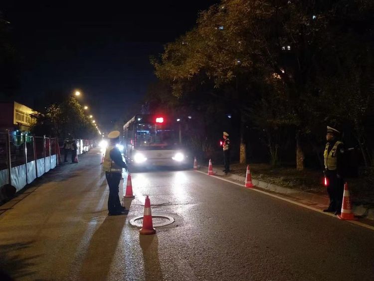 汉中交警一大队掀起秋冬季夜查整治高潮 守稳道路交通“安全线”