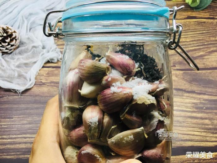 教你一种保存大蒜的好方法，一年不会发芽枯萎，简单方便