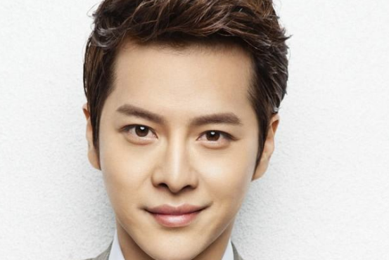 不仅仅是外国人眉骨高有这深邃的眼神,我们中国的男生也有高高的眉骨