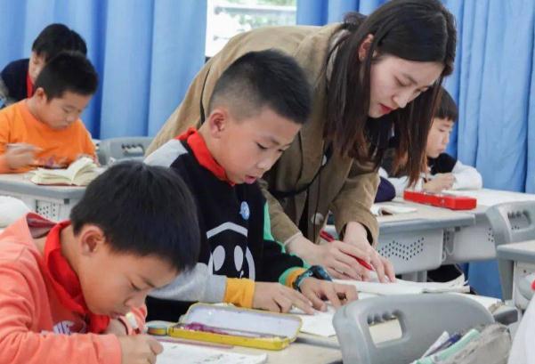 教育部传来喜讯，小学延时服务的时间再推迟，可老师该几点下班