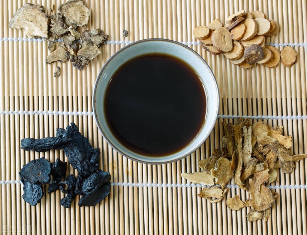 肝肾真阴不足假热者,轻则六味地黄汤,甚则理阴煎.