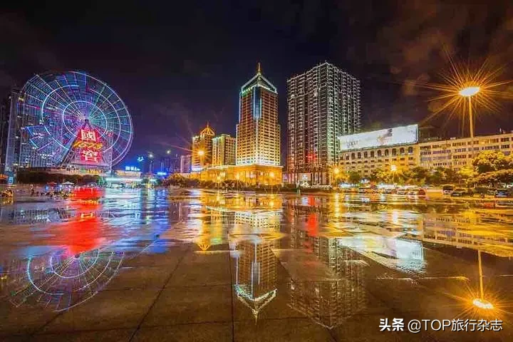 最近，一对湖北大学生情侣在立秋之际，来长沙做最浪漫的事，最后热到中暑…原来…